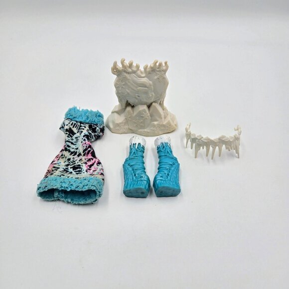 Monster High Abbey Bominable Art Class Dress Shoes Belt Ice Sculpture Accessorie - Picture 2 of 12